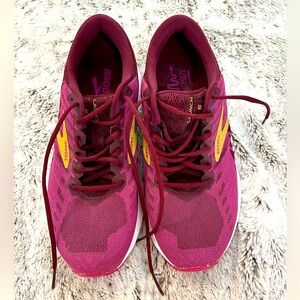 Women’s Brooks launch 6 running sneakers